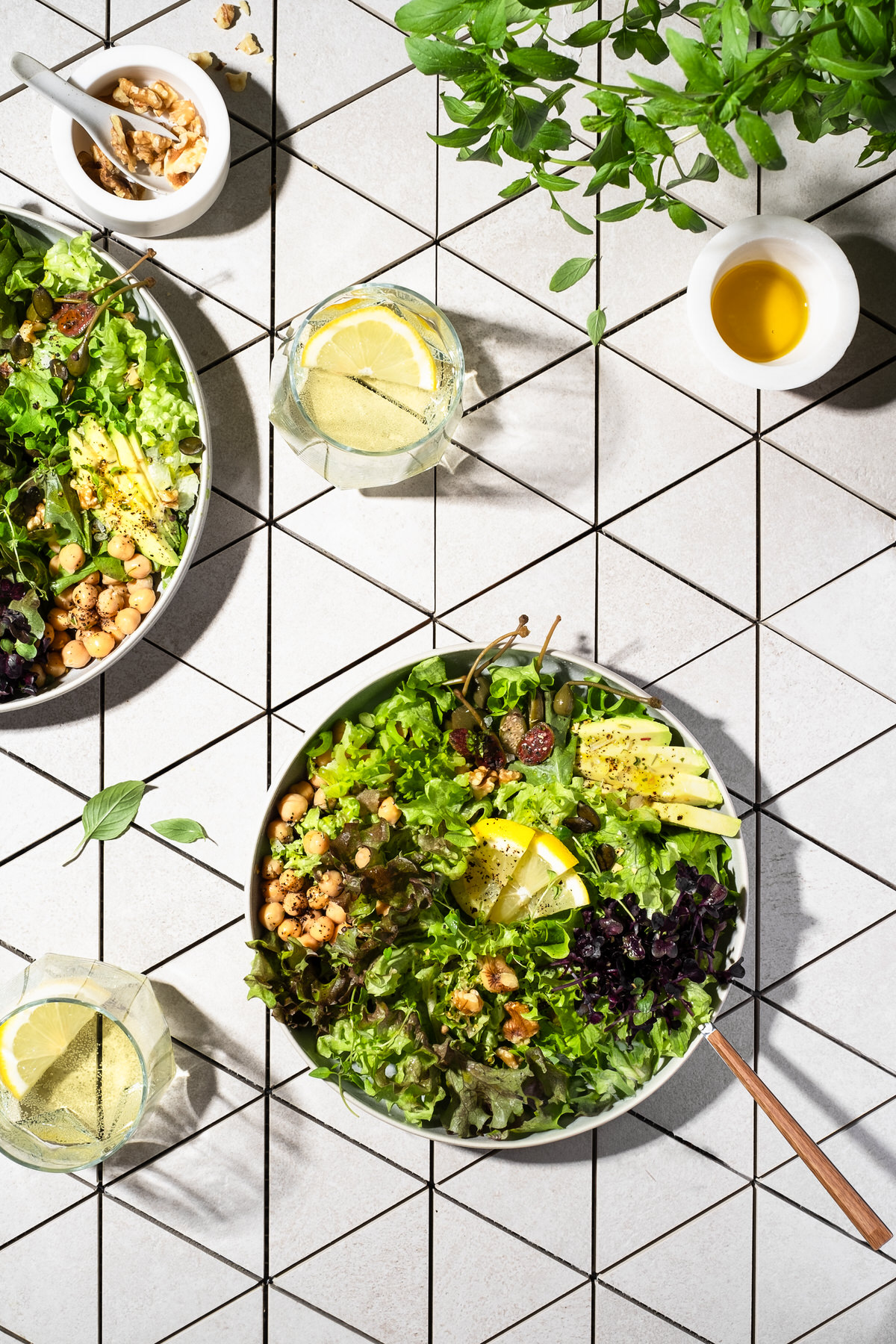 Sommerlicher gemischter Salat mit Kichererbsen und Avocado